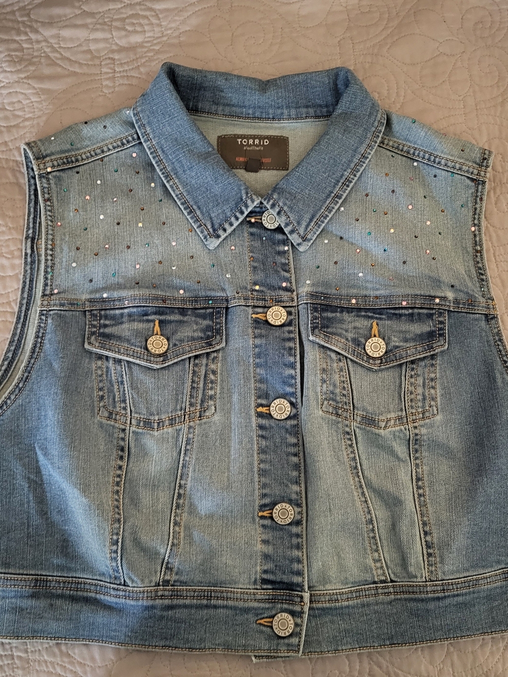 torrid 2x Light Wash Denim Vest with Multicolor Studs nwot - Picture 3 of 5